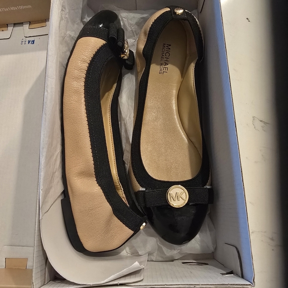 Michael Kors Black and Tan Ballet Flats Women's Shoes - NIB - Picture 2 of 6